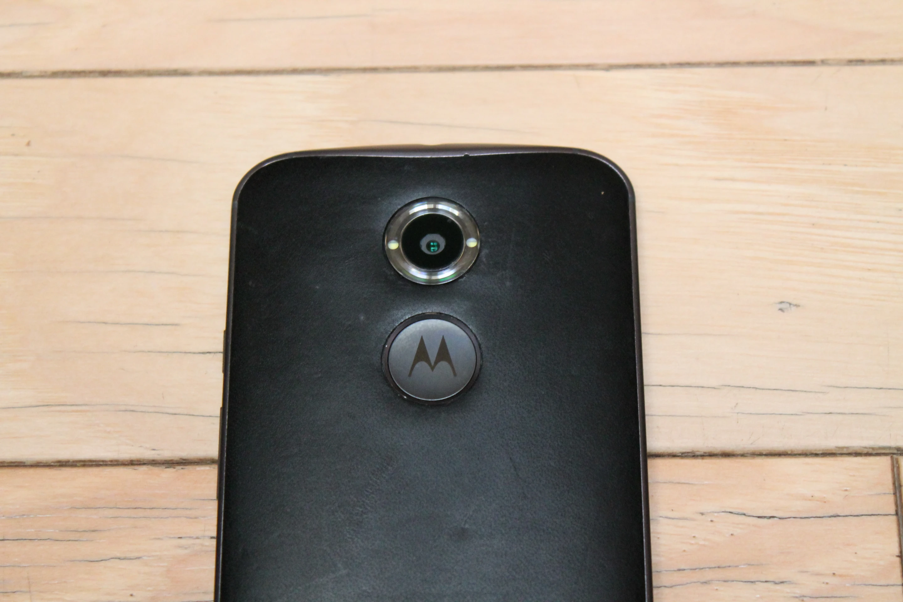 The rear Motorola dimple remains (Photo: Eric Mack/Gizmag.com)