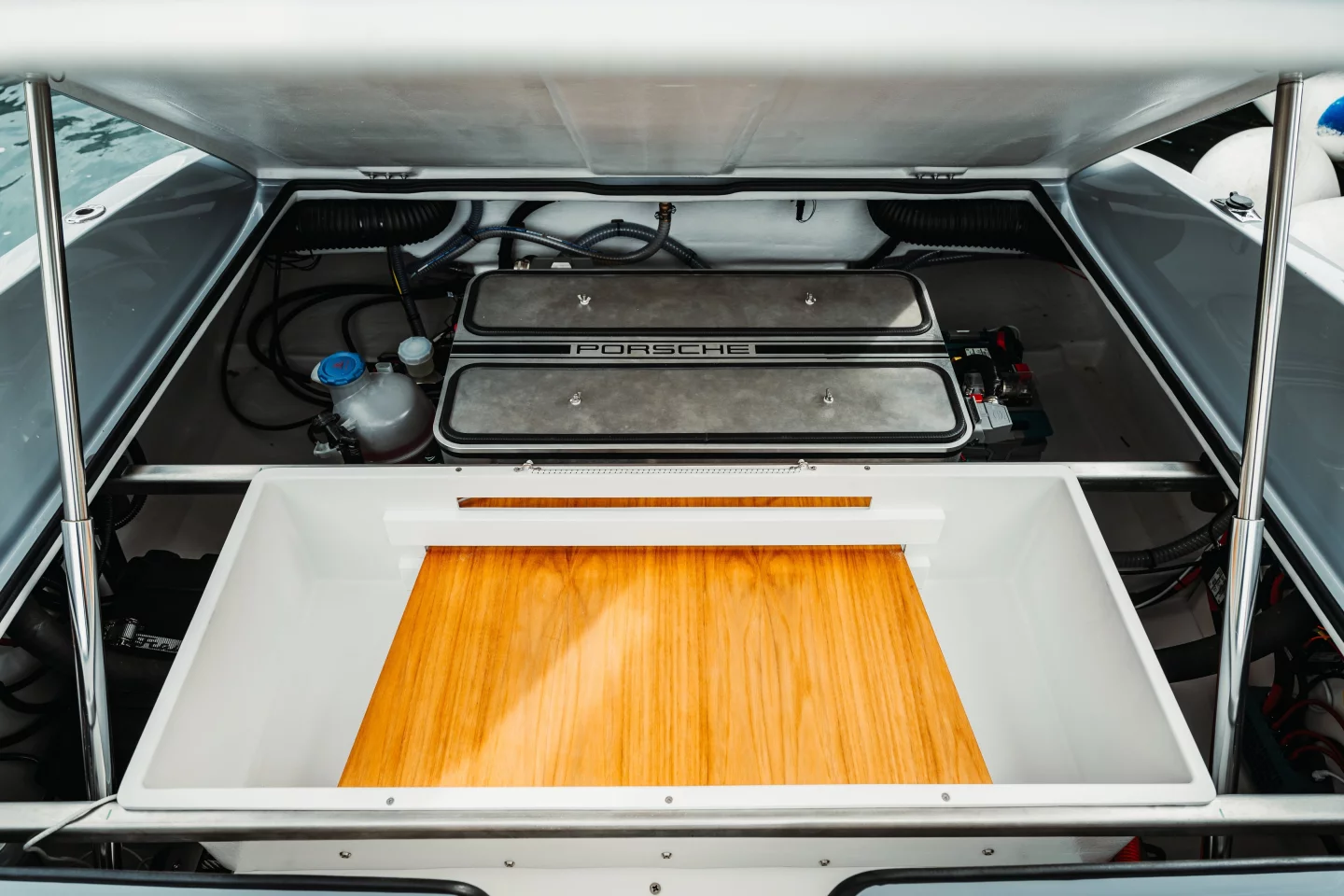 The eFantom is fitted with three pre-assembled modules from Porsche: the 100-kWh battery pack, the electric drive and the control technology