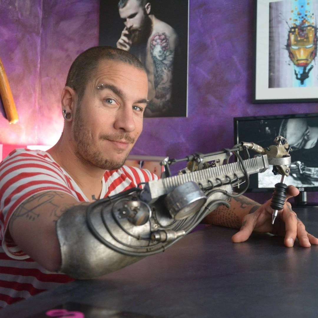 JC Sheitan Tenet is currently using the inking prosthesis for fills, with details and lines still being done using his left hand