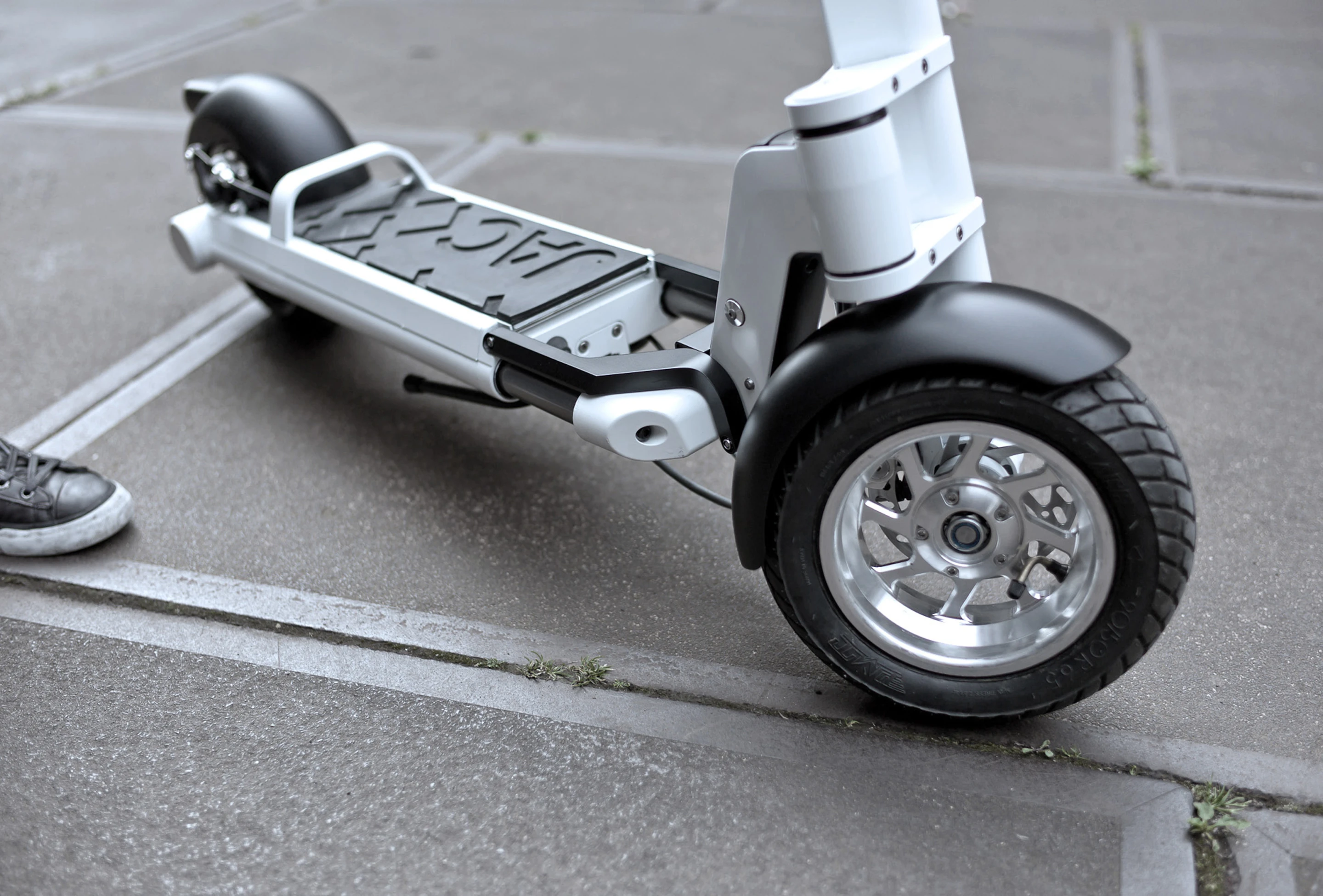 JAC< is a new electric scooter design from Amsterdam's LEEV Mobility