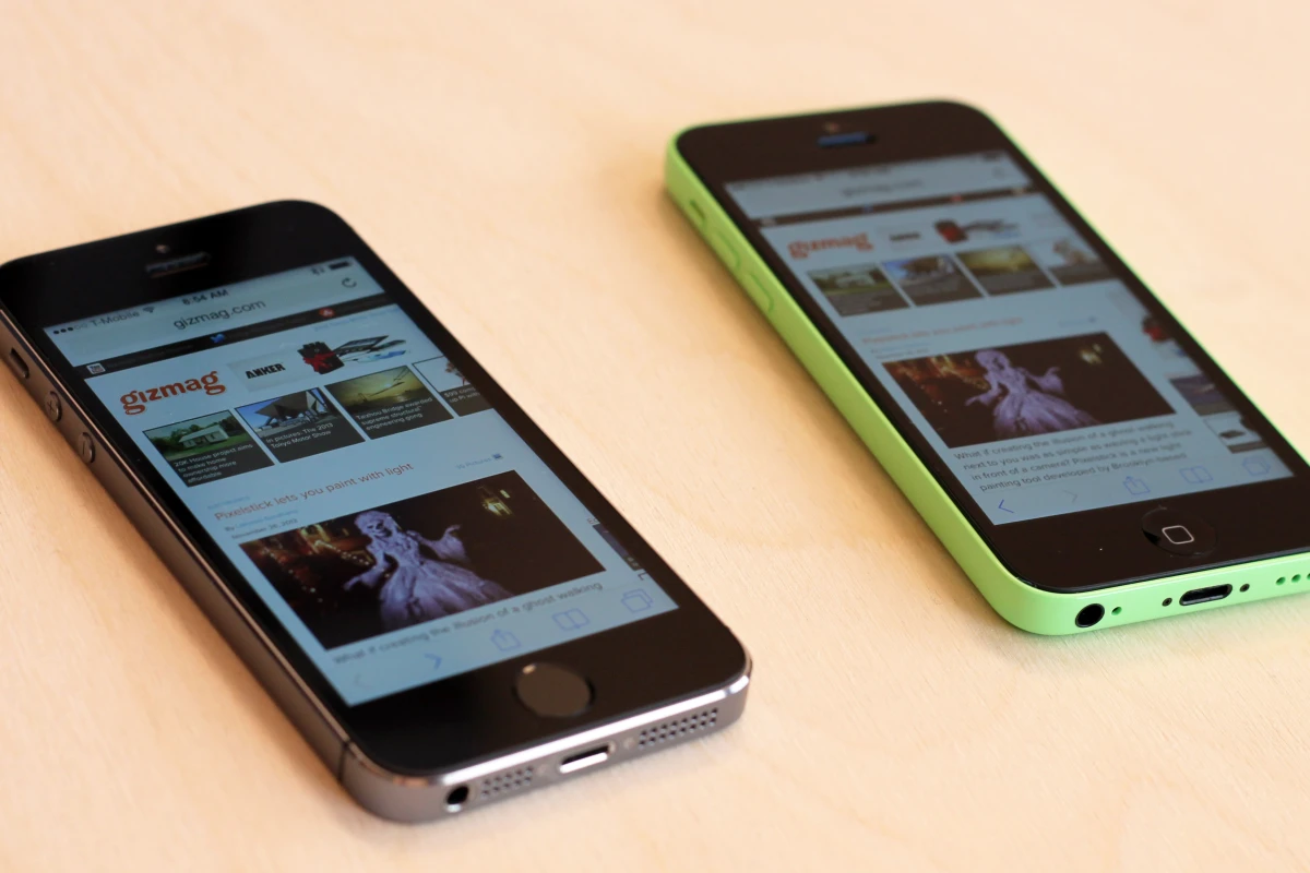 Gizmag goes hands-on with Apple's 2013 iPhones: the more advanced iPhone 5s (left) and the colorful iPhone 5c