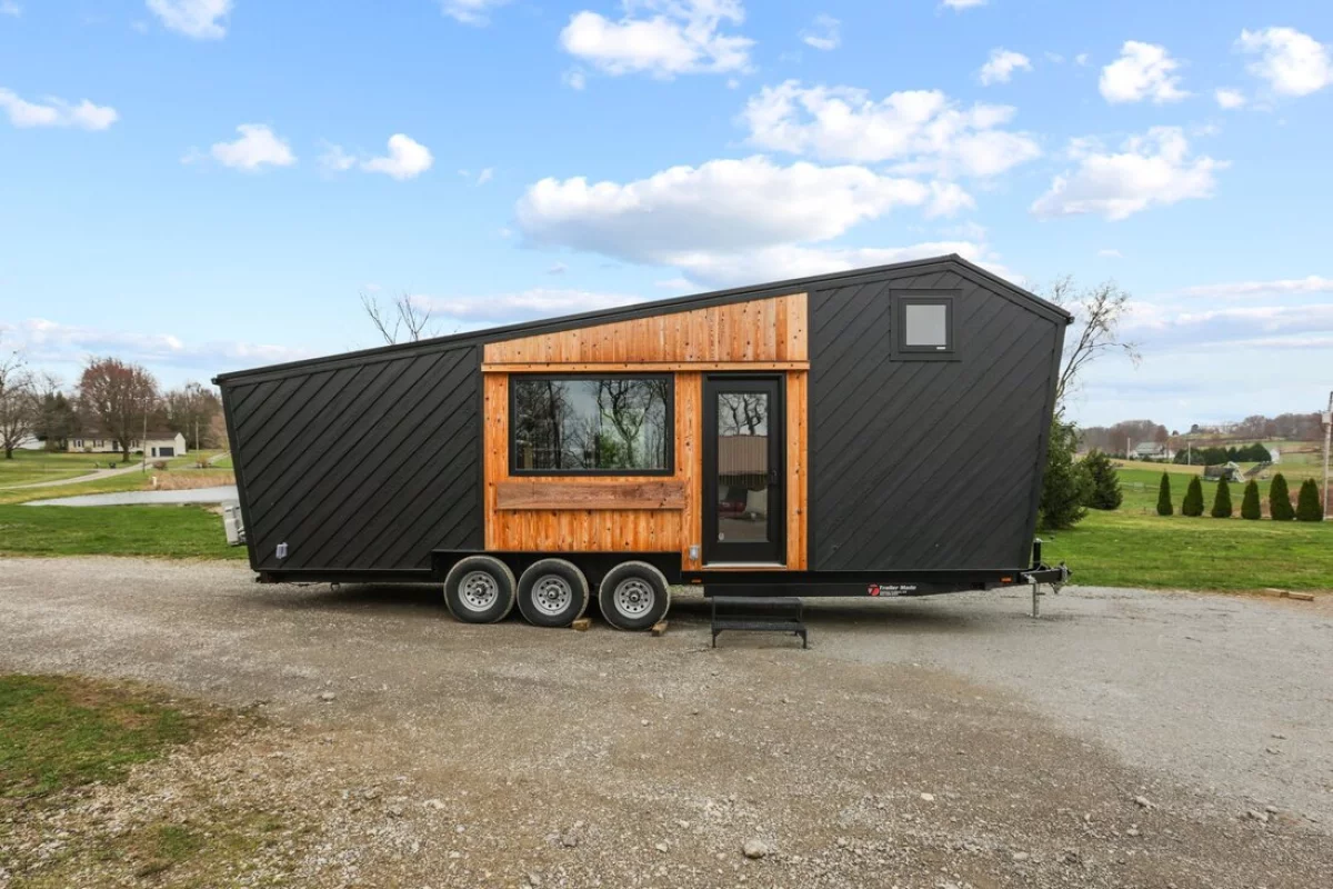 The Sangja has a length of 28 ft (8.5 m) and is based on a triple-axle trailer