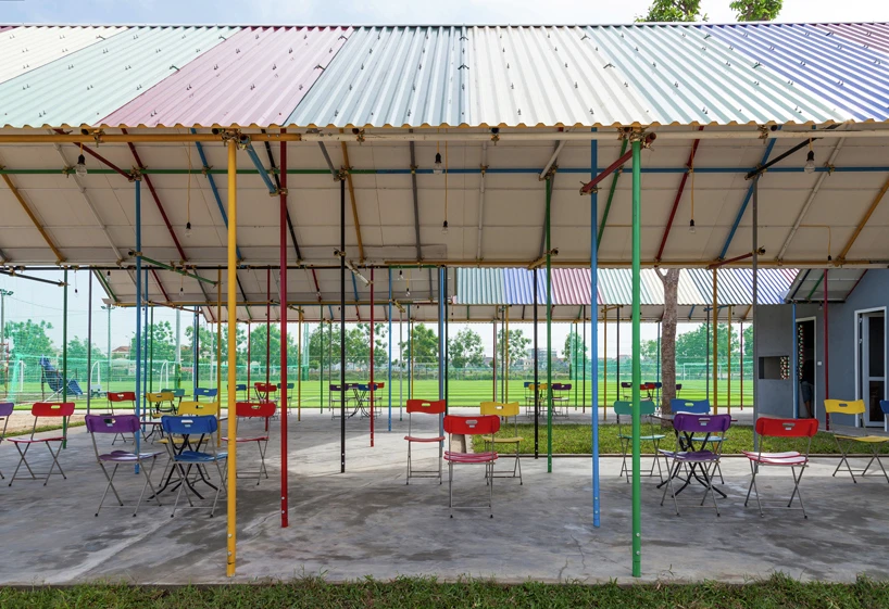 A roof-based solar panel measuring 1.1 x 0.5 m (3.6 x 1.6 ft) produces electricity