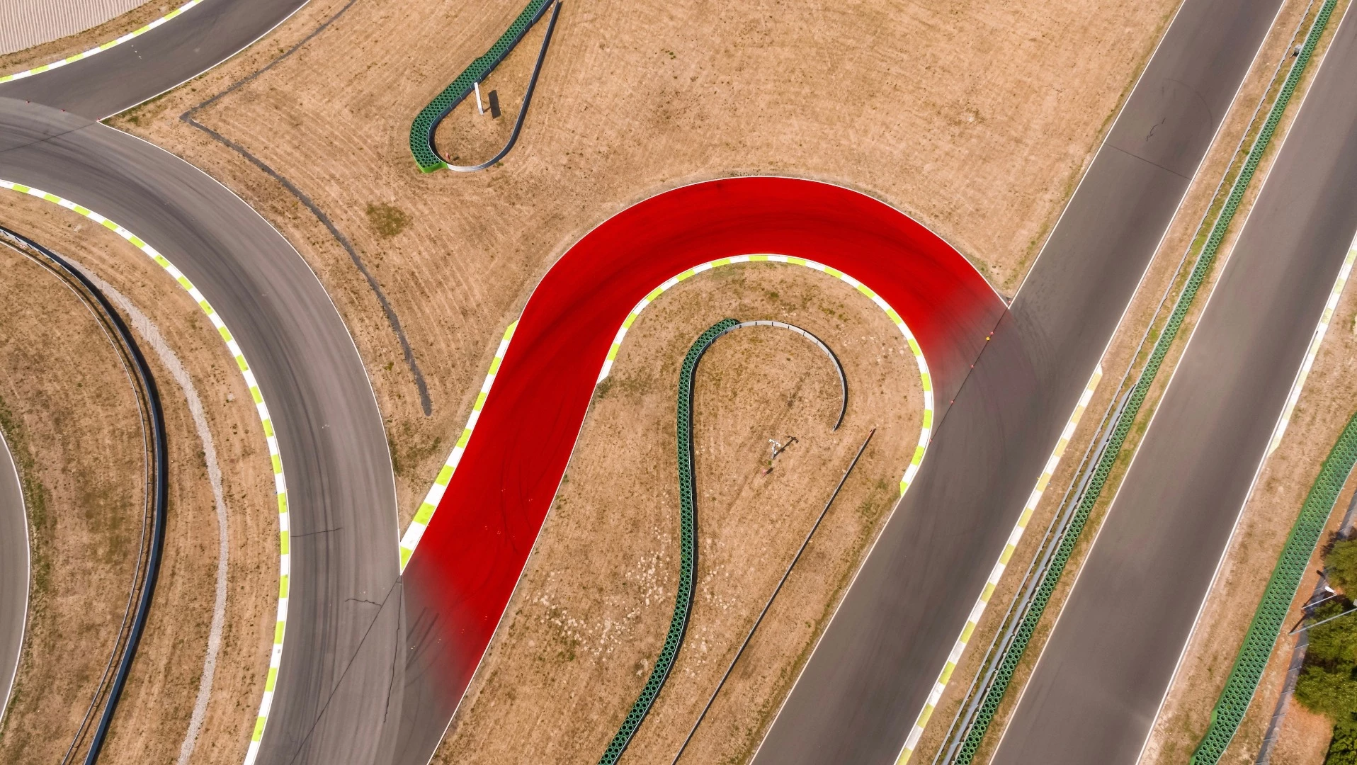 The "Victoria Turn" is based on a bend in Rio de Janeiro that no longer exists. This left-hand bend with a barely perceptible incline has been recreated at the Porsche Leipzig course. Tilke’s assessment is as follows: "As you pass through the dip of the bend, you move from oversteering to understeering, which is what makes this bend so exciting." Before the bend, Tilke recommends braking smoothly, reducing the vehicle speed and then moving into the turn with precision but without understeering. And don’t hit the accelerator pedal too soon!