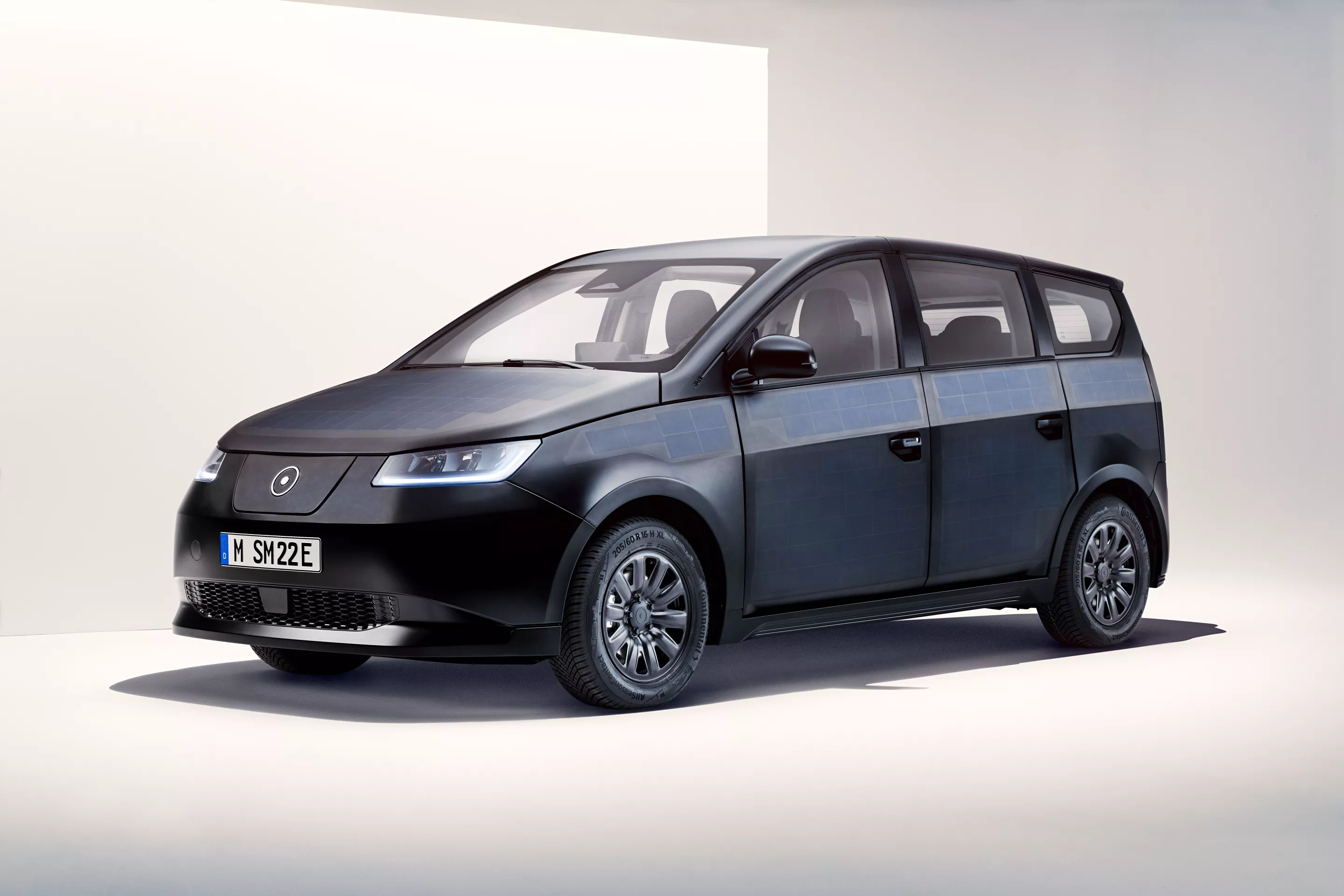Some 456 photovoltaic half-cells have been seamlessly integrated into the hood, roof, doors, rear and sides