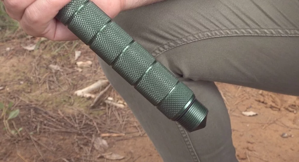 Screw-on glass breaker