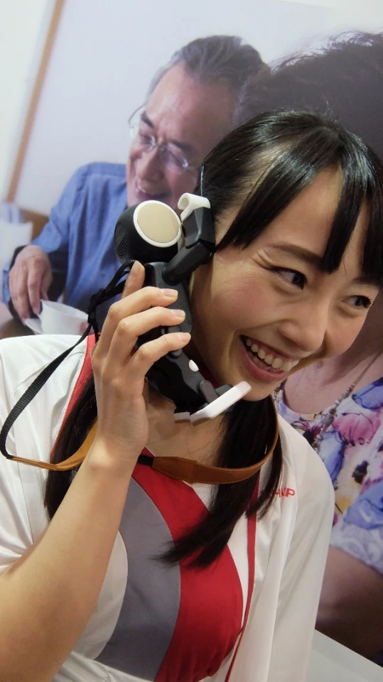 When used as a phone, it raises its arms and bends its legs slightly forward to mimic the shape of a handset