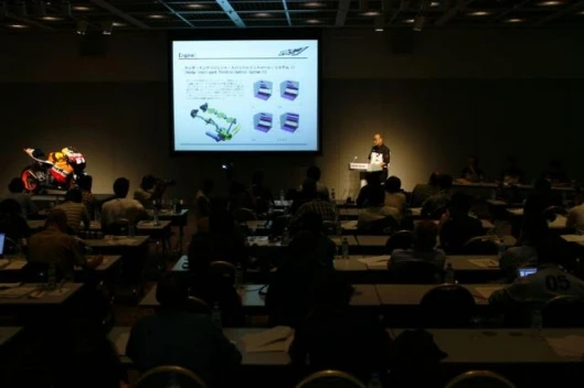 Yoshii explaining the RC211V