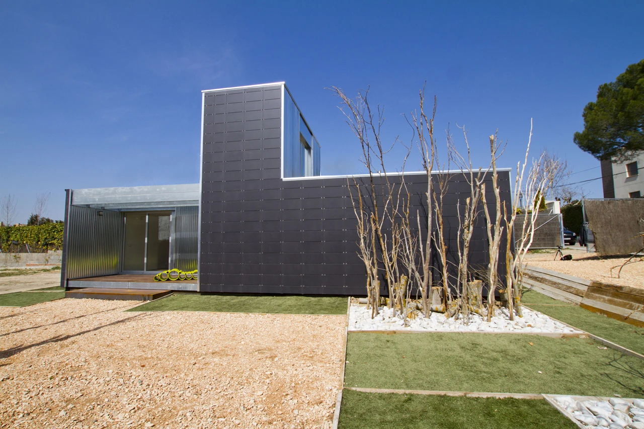 SAVMS is designed for natural cross-ventilation, and can accommodate rainwater harvesting as well as both photovoltaic and thermal solar systems(Photo: CSO Arquitectura)