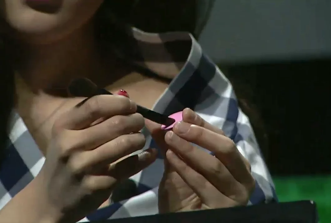 Choi begins to apply the printed makeup (Techcrunch Disrupt)