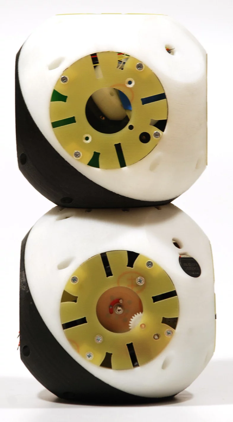 The lower frontal connector is a fully equipped, active connection mechanism, the upper frontal slot is equipped with a passive connector plate (Photo: Biorobotics Laboratory, EPFL)