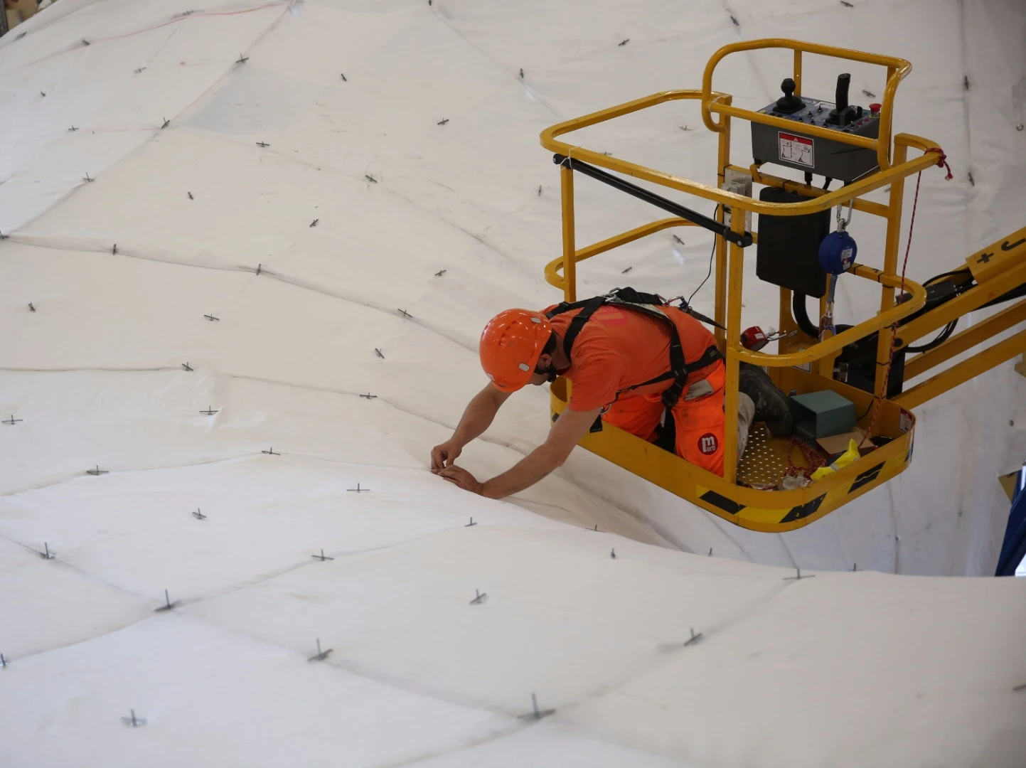 The formwork of the prototype was made up of a net of steel cables supporting a polymer textile, stretched into the desired shape
