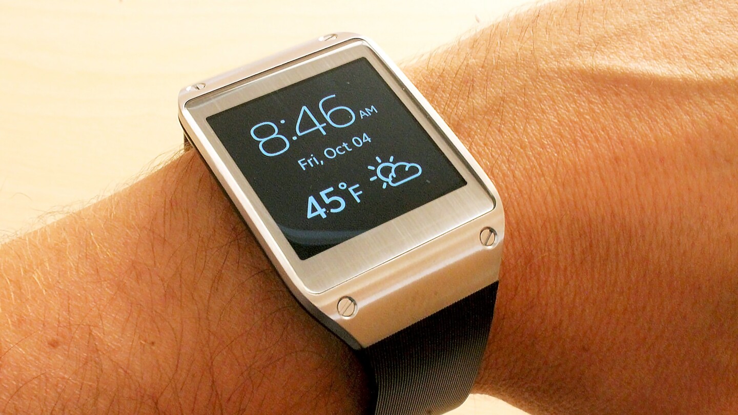 The Gear's screen turns on (usually) when you lift your wrist