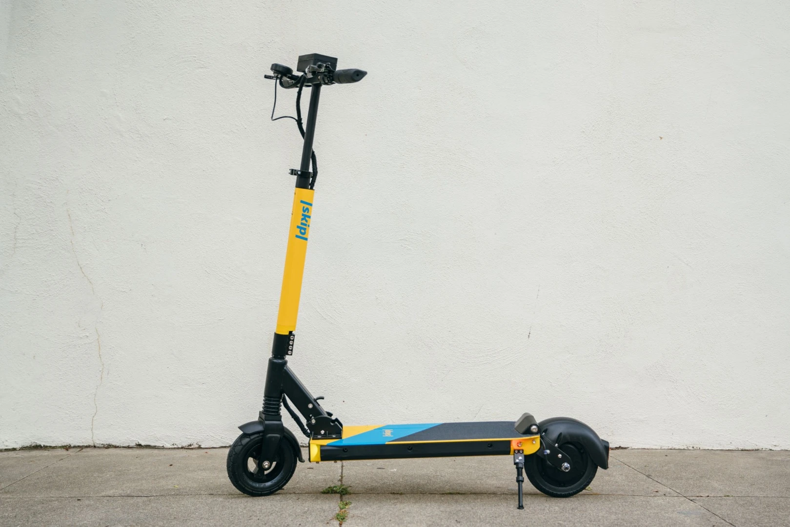 The folks behind Boosted Boards, a relative mainstay in the still nascent world of electric skateboards, is branching out into two-wheeled modes of urban transportSkip’s scooters will also be dockless, powering around the city at up to 18 mph (29 km/h) on a 36 V 350 W hub motor