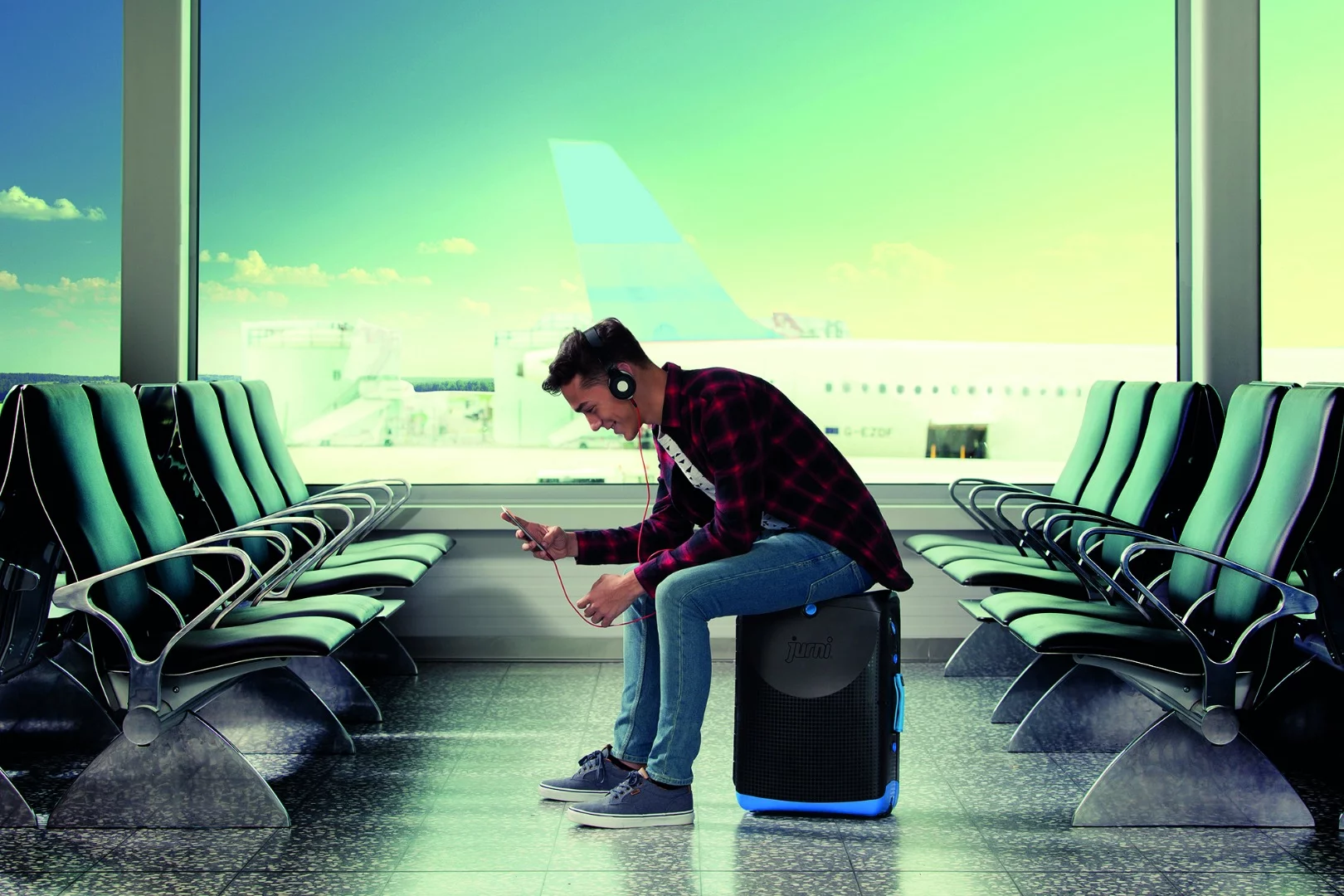 The Jurni's built-in seat and in-line wheels allow users to take the weight off their feet and to remain seated while queueing, but still move forward