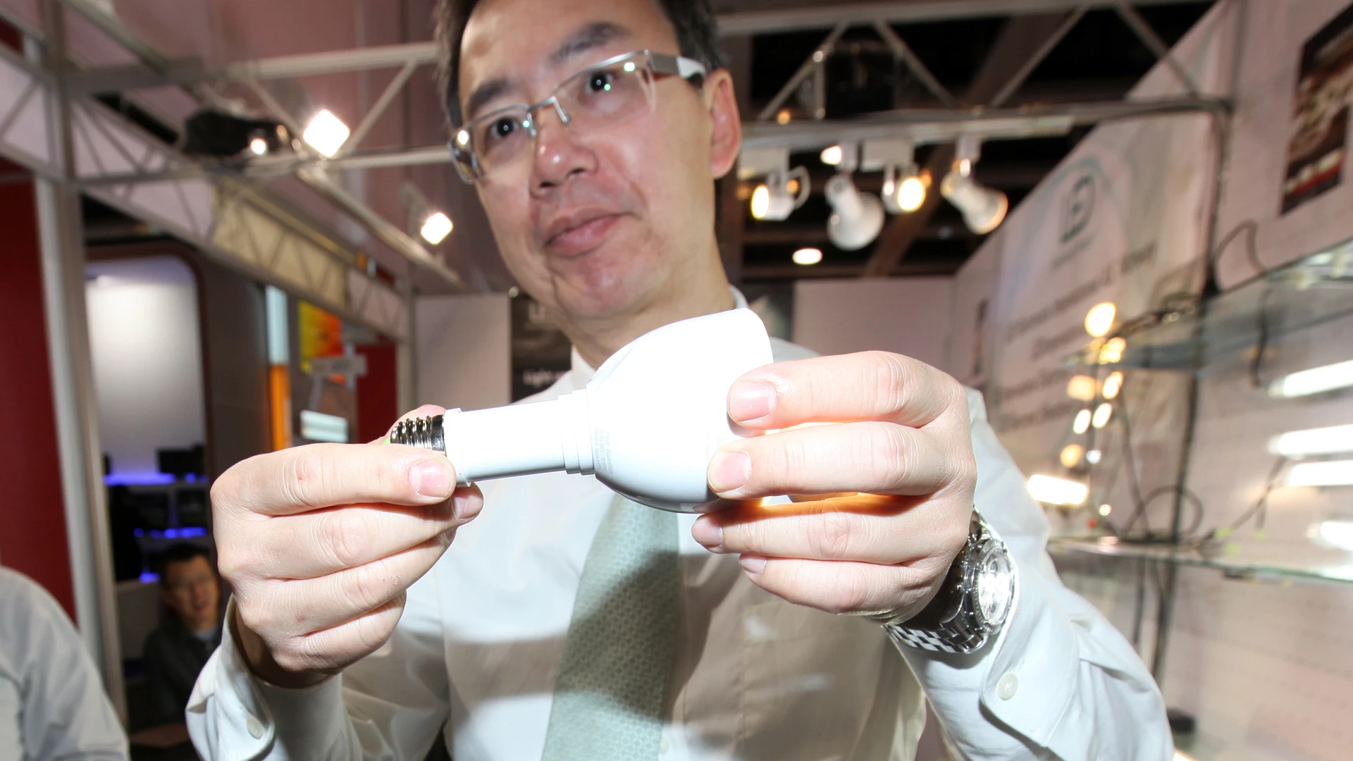 Extending the back of the bulb to turn it into a short torch