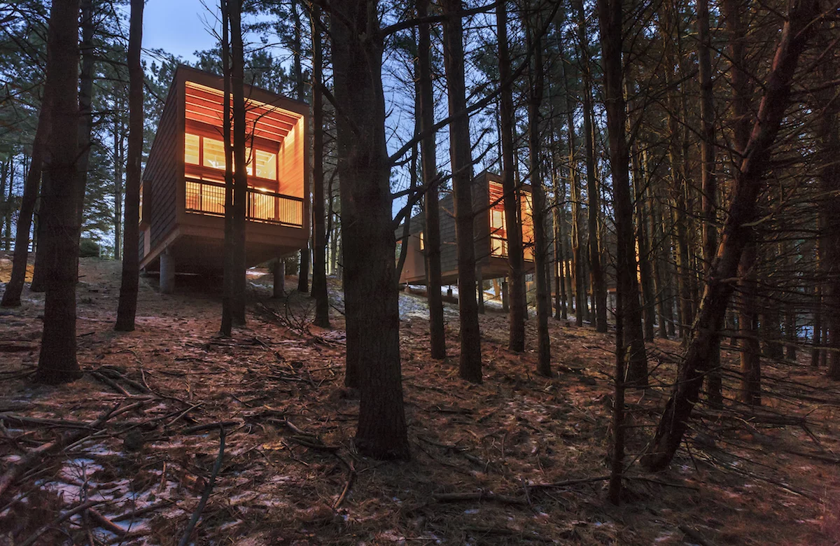 Situated on a sprawling 456 acre (184.5 hectare) plot in Farmington, Minnesota, HGA's Whitetail Woods Regional Park and Camper Cabins riff on the idea of a treehouse