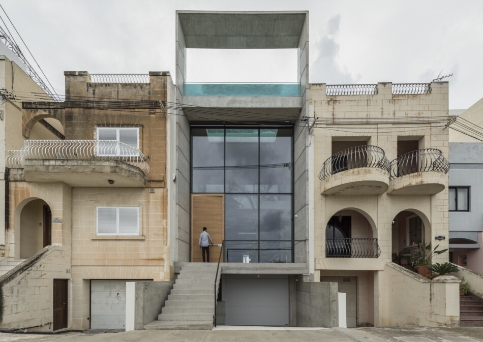 Casa B was built following the demolishing of a house previously located on the plot