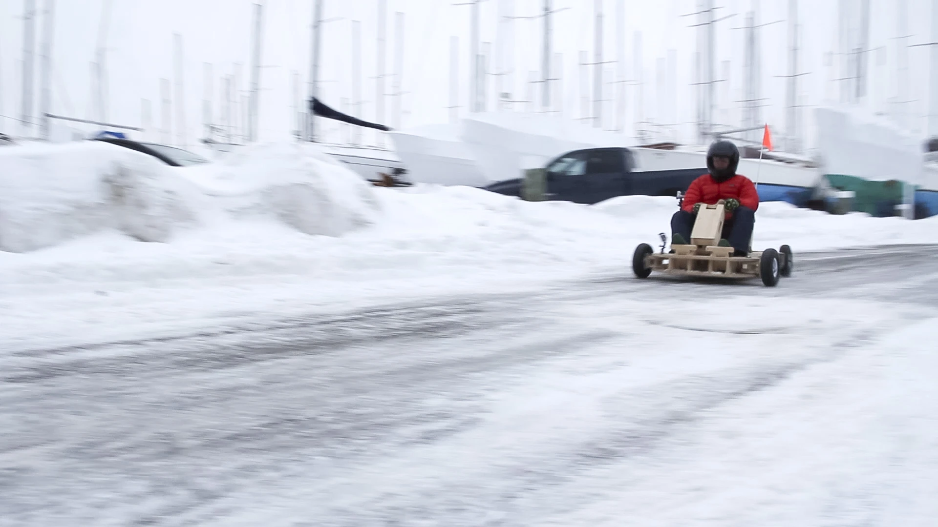 The total weight for the karts comes in at 56 kg (125 lb) for the 2.5-horsepower model, while those extra 1.5 horses bring the 4-hp kart up to 61 kg (135 lb)