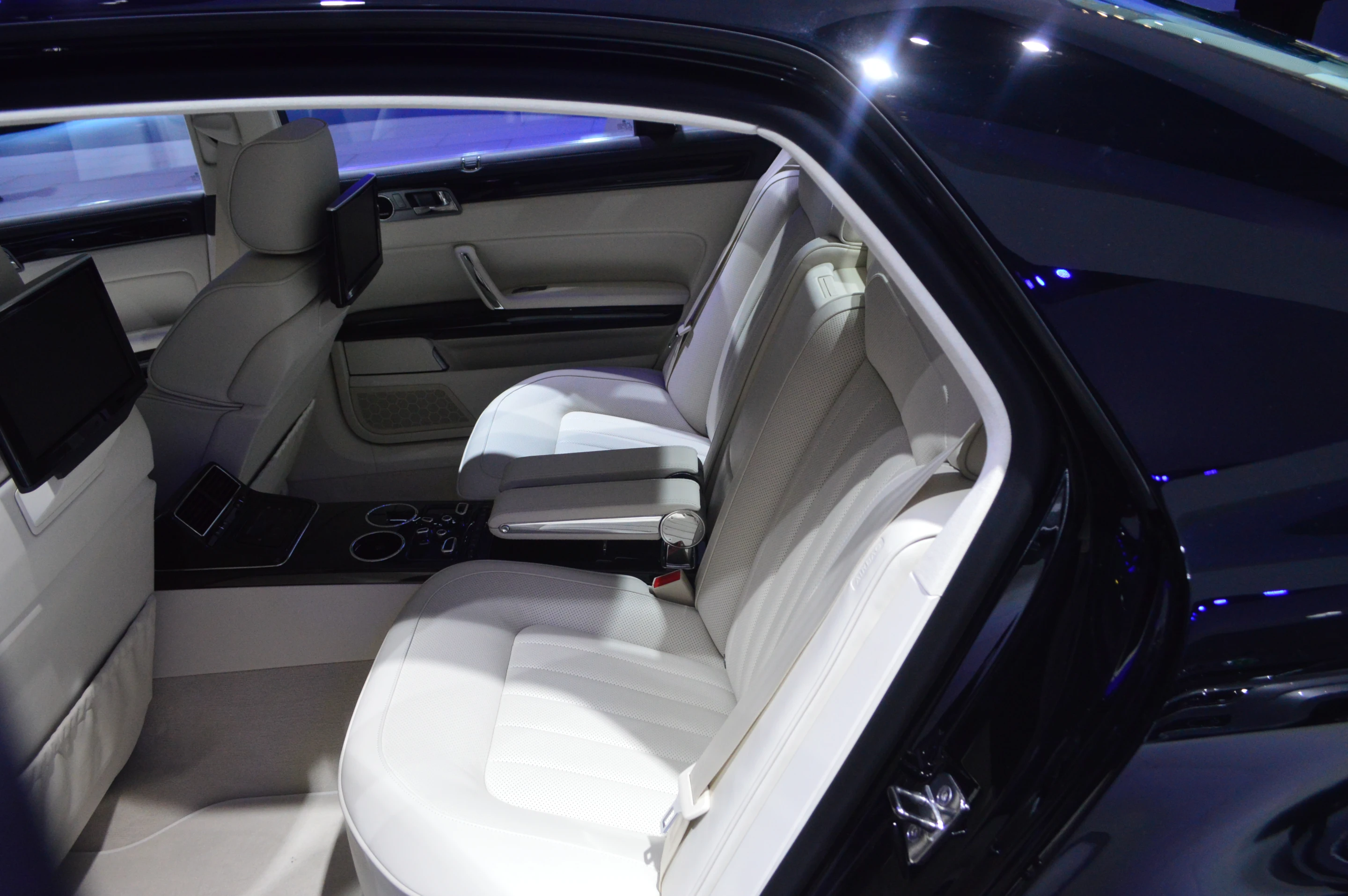 Inside the Volkswagen Phaeton Exclusive (Photo: C.C. Weiss/Gizmag)