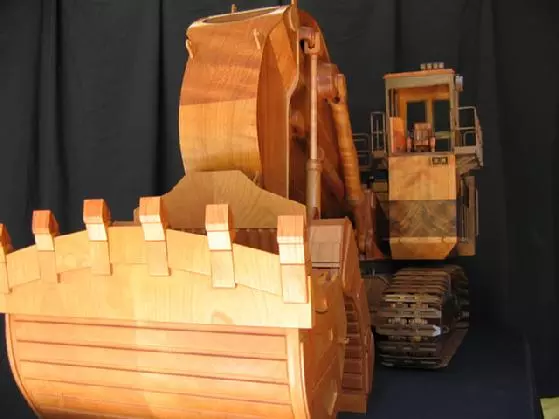 Woodchuck and Co studio has built a detailed wooden model of Caterpillar 5230B Excavator (Photo: Woodchuck and Co)