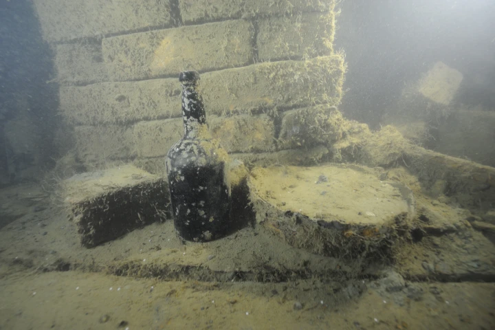 Beer salvaged from a shipwreck will be reproduced using modern industrial methods (Photo: Anders Näsman, Ålands Landskapsregering)