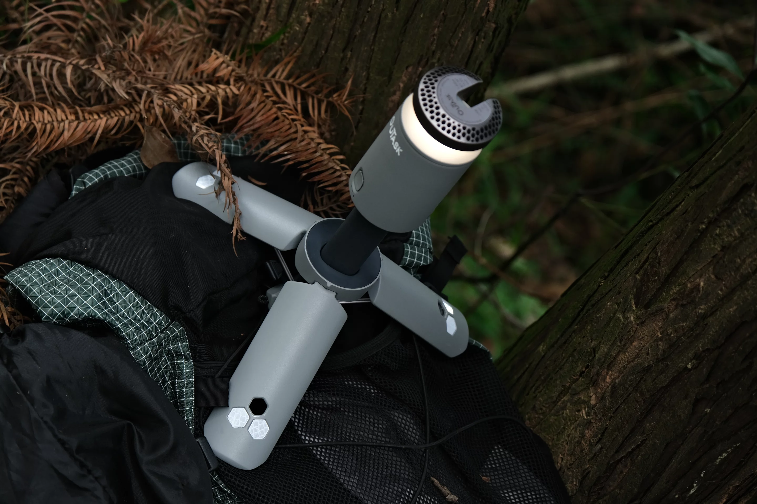 The internal battery is reported good for up to 10 hours per charge at high intensity, or up to 45 hours at the lowest lighting mode