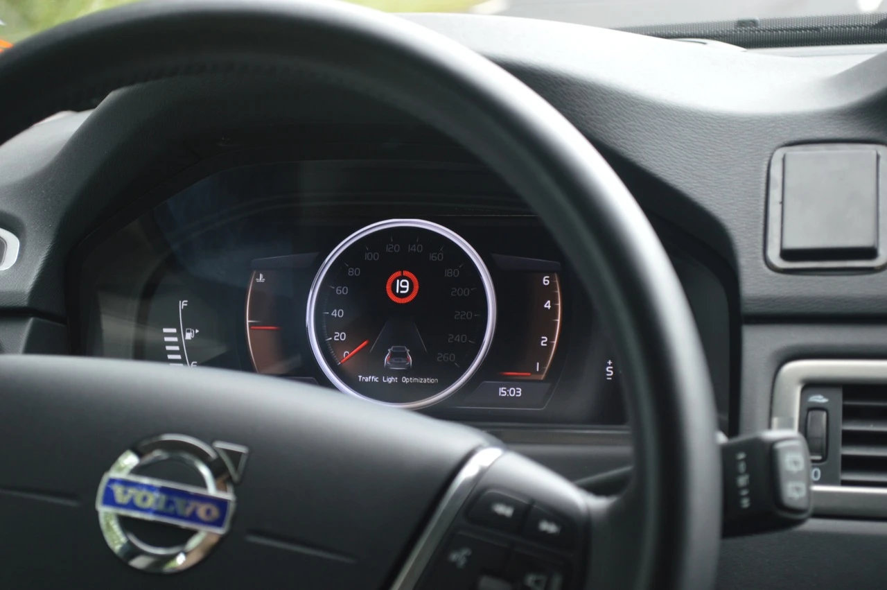 Volvo's Car 2 Car communication system shows a countdown to the lights changing (Photo: Gizmag)