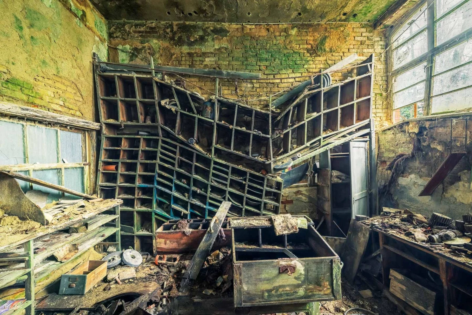 This carpet factory was abandoned in 1991. Since then, the building has become more and more dilapidated. In the old workshop you will find this slowly collapsing shelf