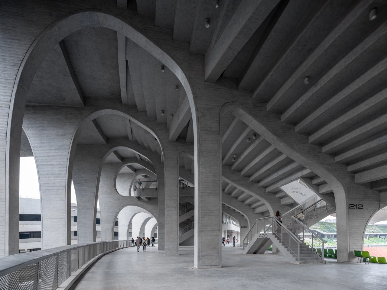 Quzhou Stadium is supported by 60 sets of concrete columns