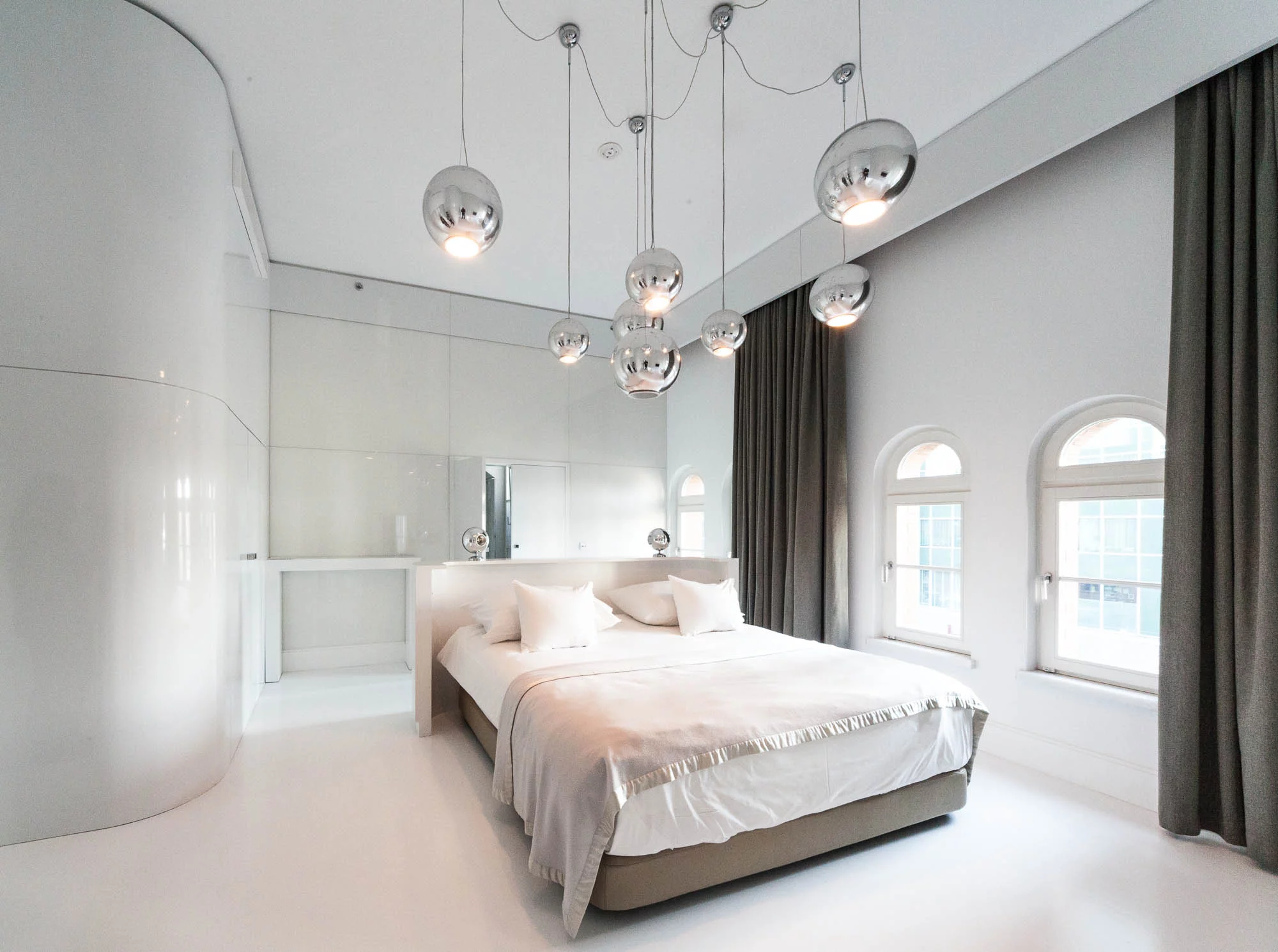 Blow Up Hall: white room interior (Photo: Loz Blain/gizmag.com)