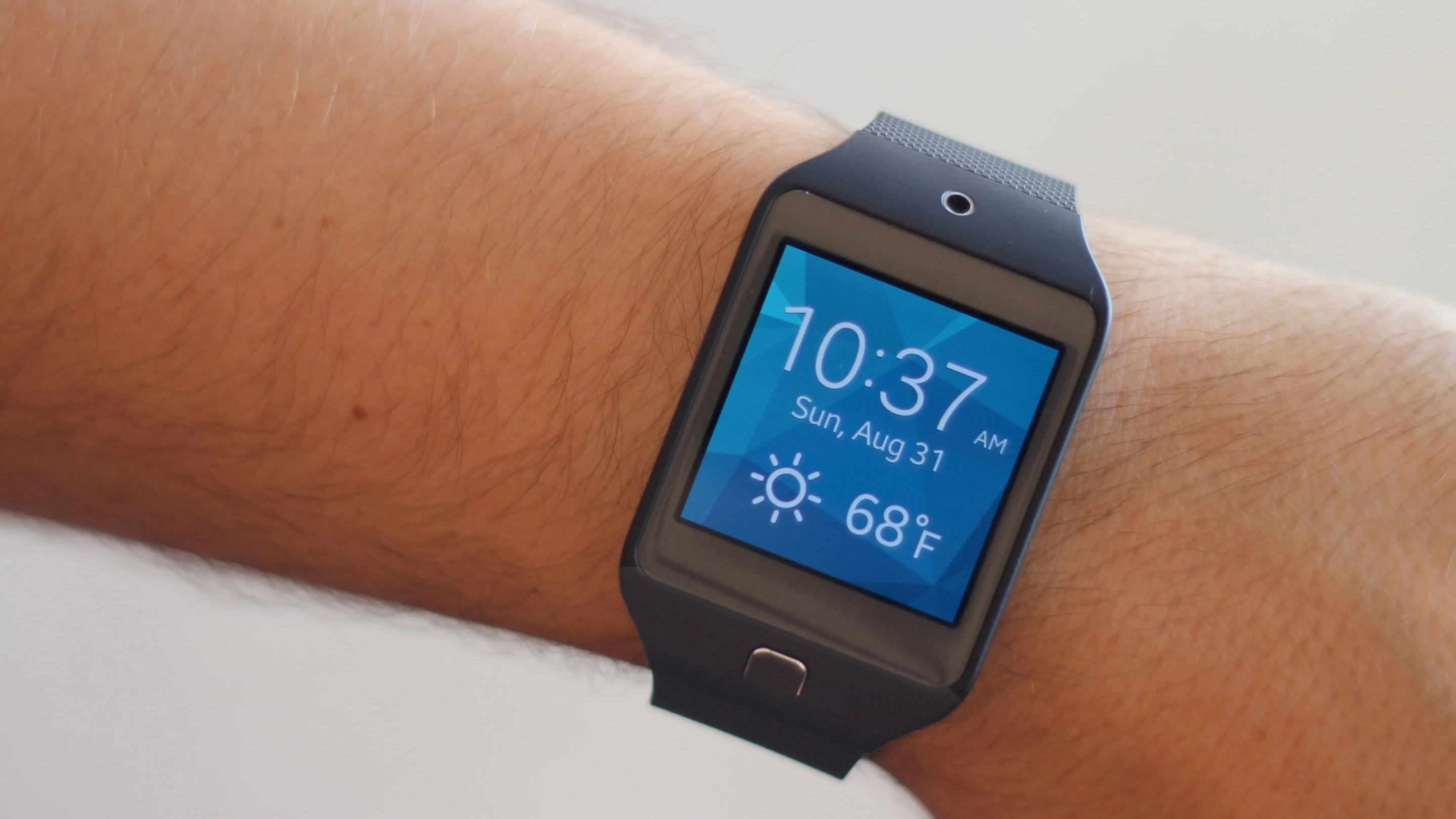 The Gear 2 Neo is almost identical to the Gear 2 (it's only missing a camera, has a plastic body and costs $100 cheaper) (Photo: Will Shanklin/Gizmag.com)
