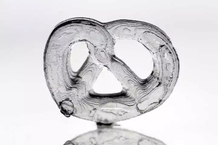 A glass pretzel created using the new technique