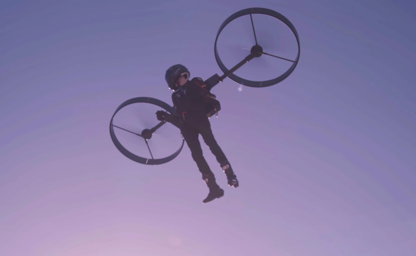 The Copterpack achieves stable and ccontrollable manned flight using only two rotors