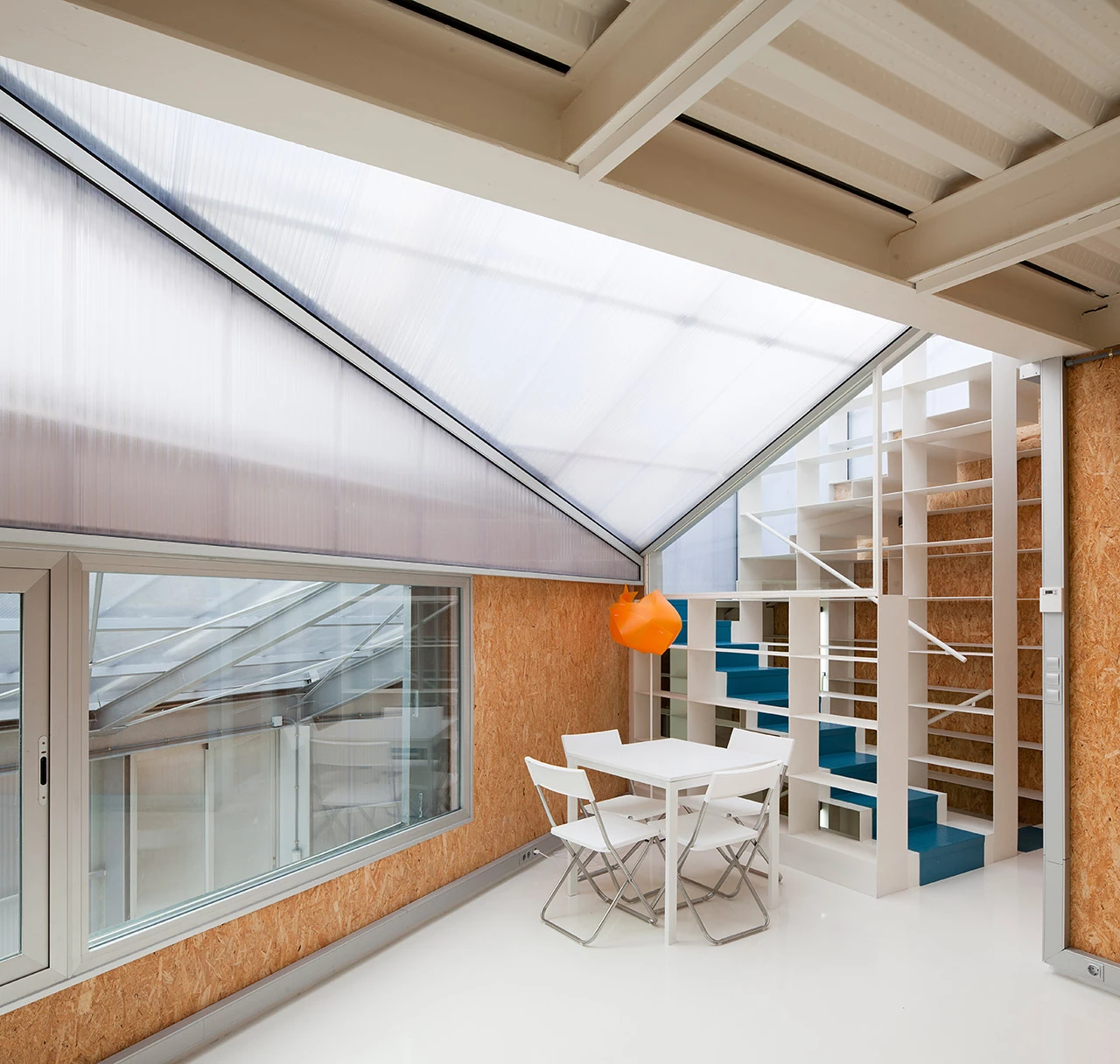 Translucent polycarbonate was employed for the outer skin, while chipboard makes for a no-frills but perfectly functional interior (Photo: Miguel de Guzmán)