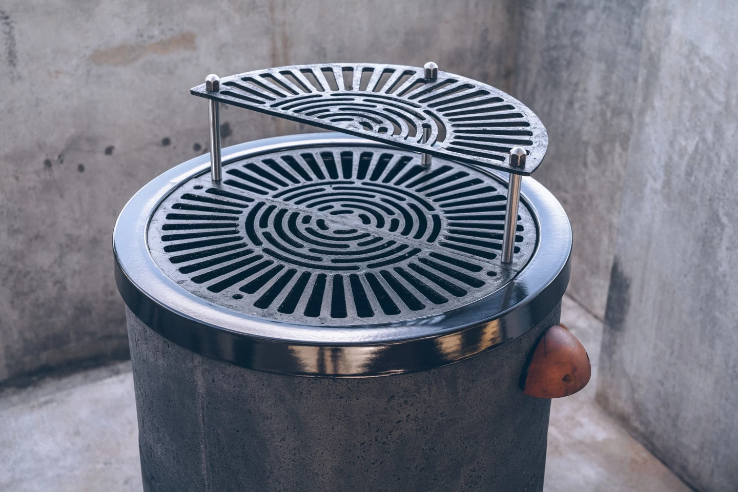 Additional features include a second floor grill kit for extra grilling surface