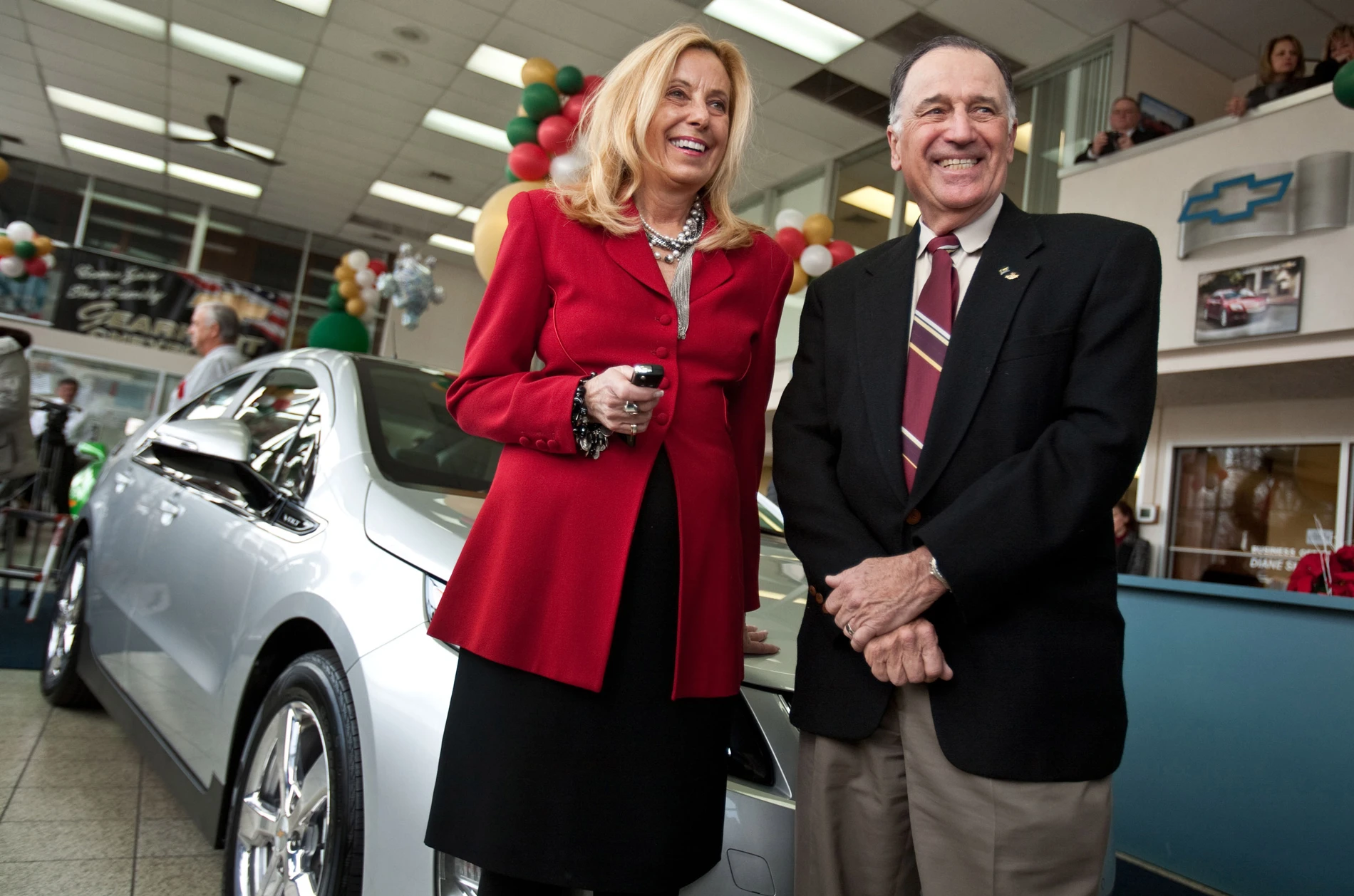 Gearhart Chevrolet Owner Judy Tilton presents Jeffrey Kaffee with his new Chevrolet Volt (Image: Emile Wamsteker for Chevrolet)