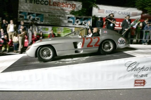 Sir Stirling drove the „722“ off the ramp at 09:40 p.m. in front of a cheering crowd and changed seats with Jochen Mass after a farewell drive through Brescia.