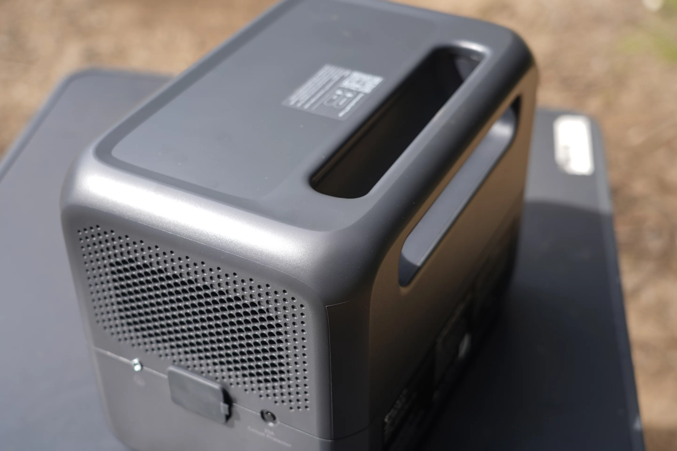 The Elite 100 V2 has a convenient carry handle