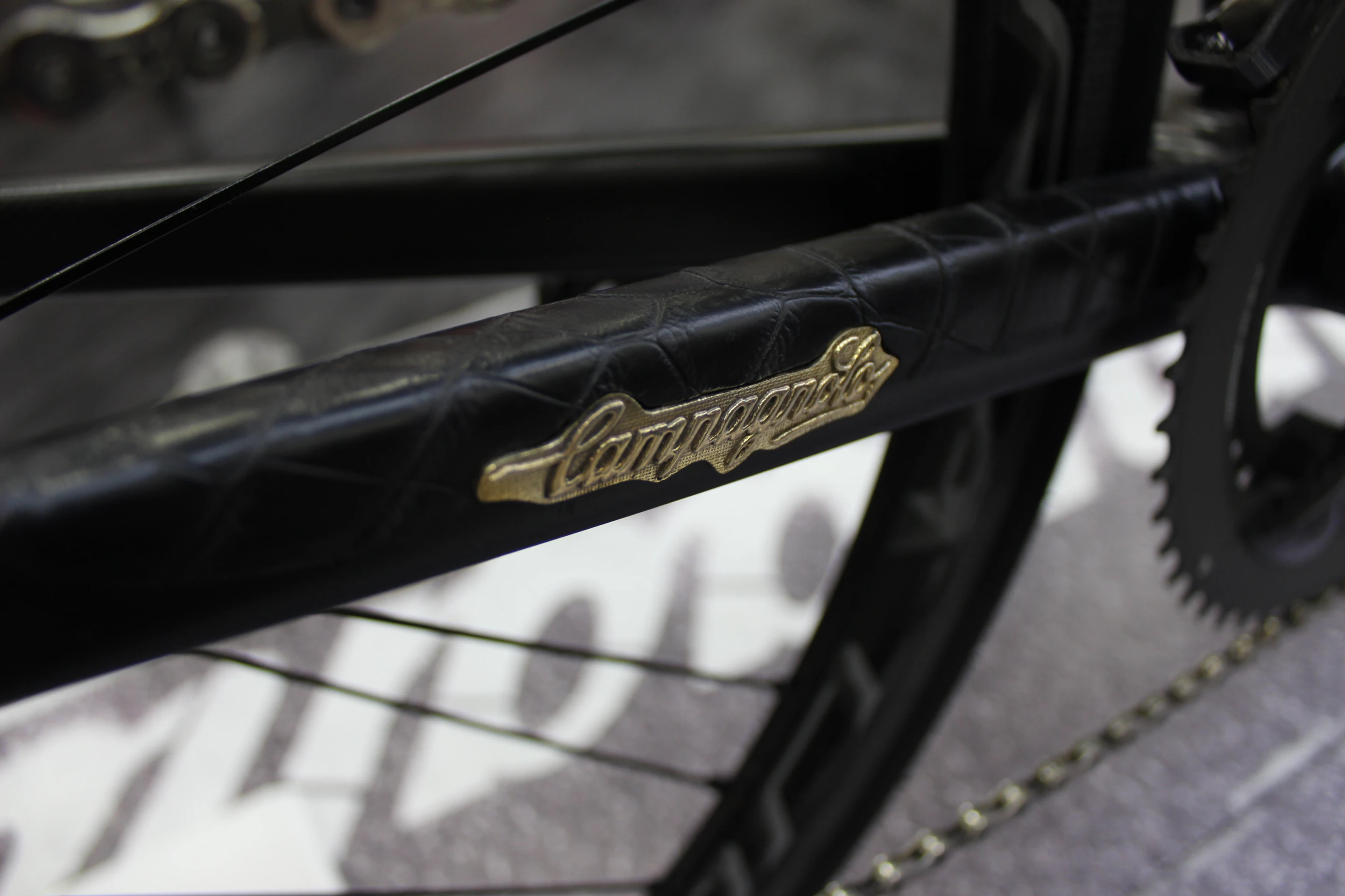 ... and the chain stay, which also features a custom gold Campagnolo logo (Photo: Ben Coxworth/Gizmag)