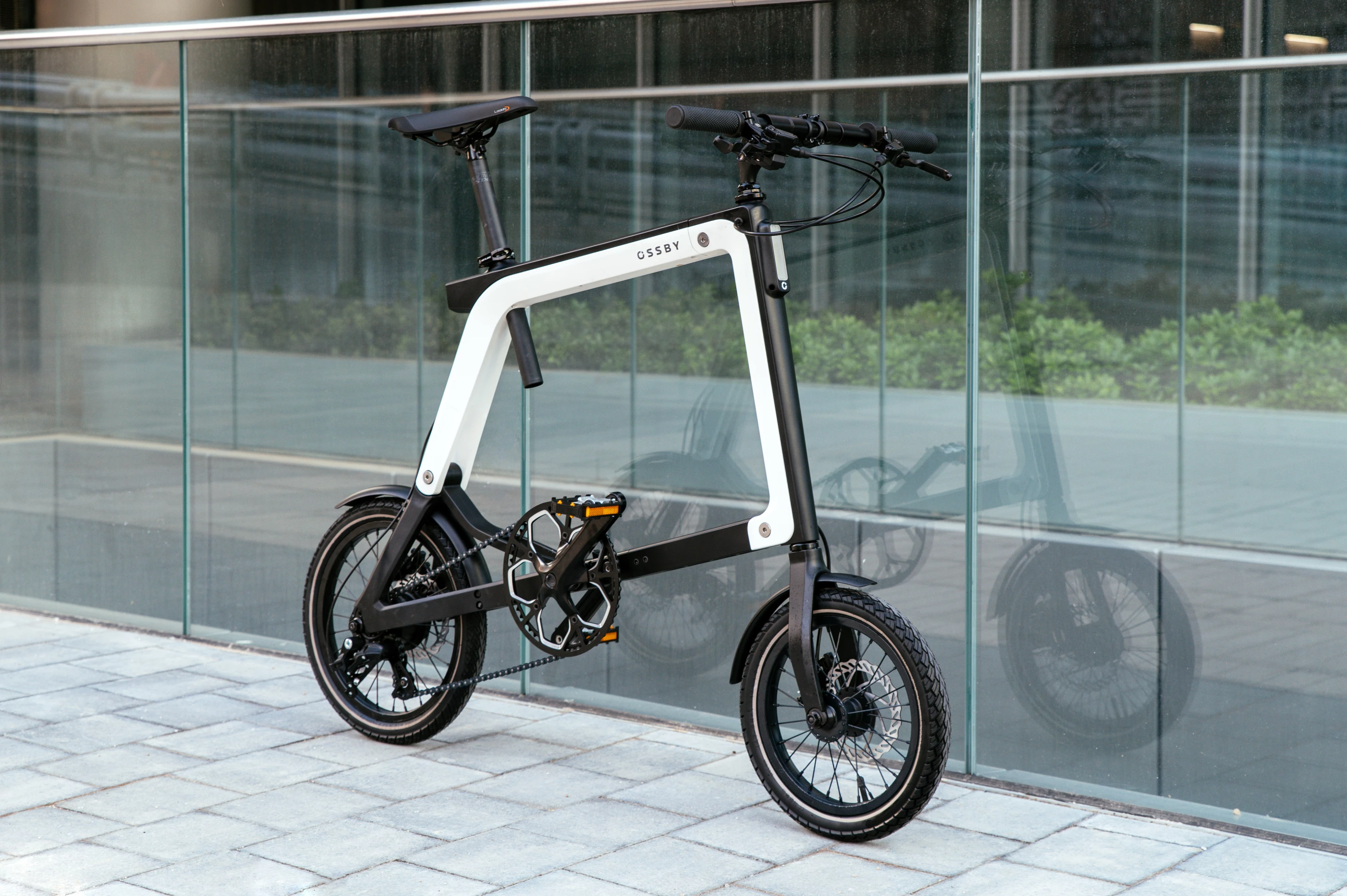 The Geo sports a 250-W hub motor and 5-speed gearset