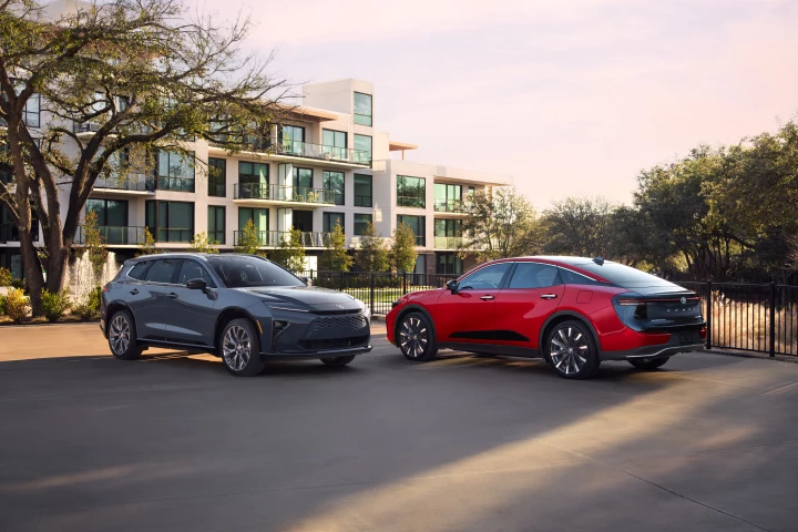 2025 Toyota Crown Signa (left) and 2025 Toyota Crown