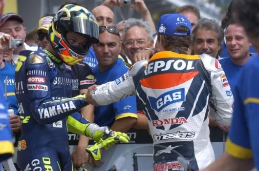 A meaningful moment between Rossi and Hayden - quite clearly they are much closer than Rossi and Gibernau