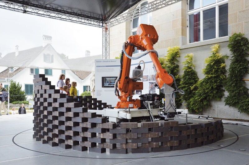 Gramazio Kohler Research at ETH Zurich built a robotic system that can recognize its own position and respond autonomously to the surroundings and its components while building a wall (Photo: Gramazio Kohler Research, ETH Zurich)