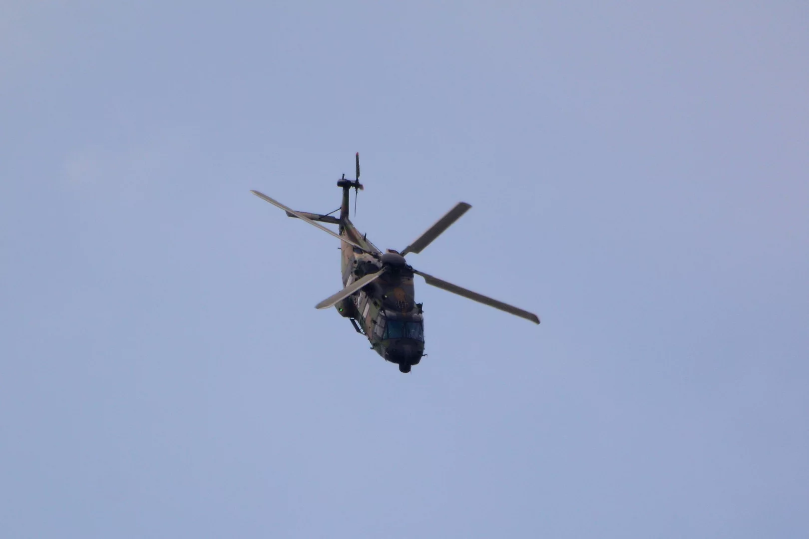 Mission equipment for the NH90 can include tactical 360 degree radar, dipping sonar, tactical FLIR and single or dual mission consoles