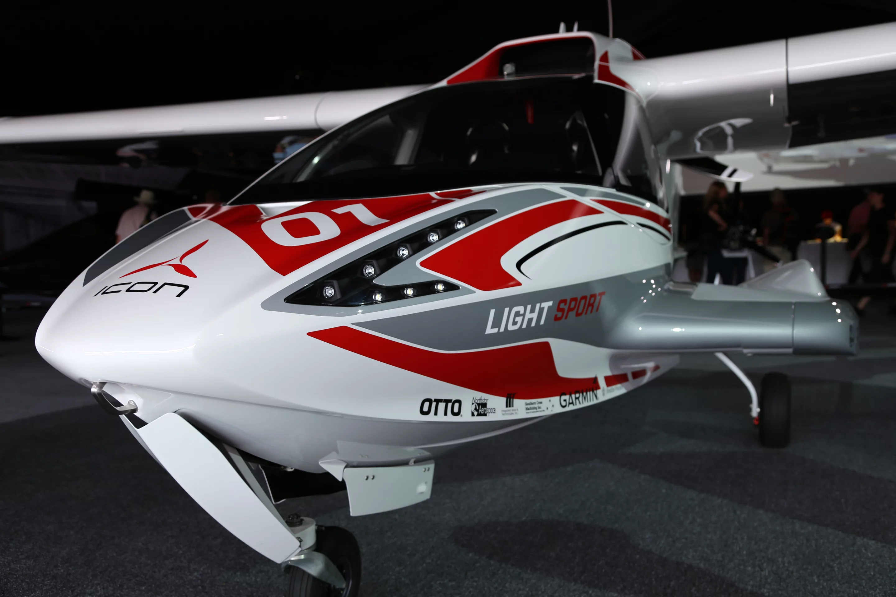 The ICON A5 showing forward wheel and lights (Photo: Angus MacKenzie/Gizmag.com)