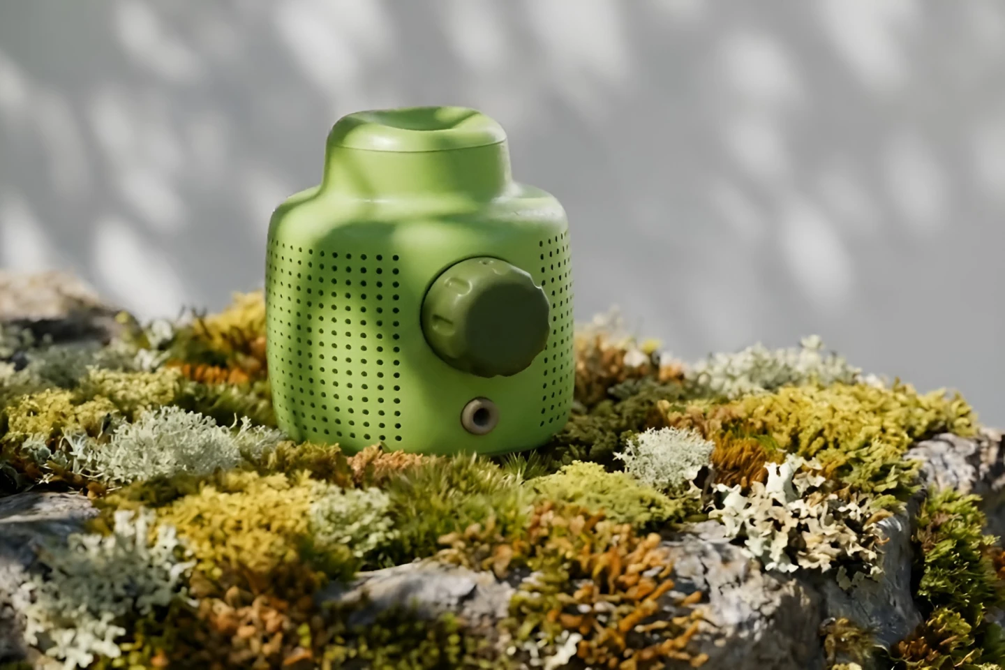 The mur mur speaker plays back sounds from an internal AI ecosystem that you can view via an eyepiece in the top