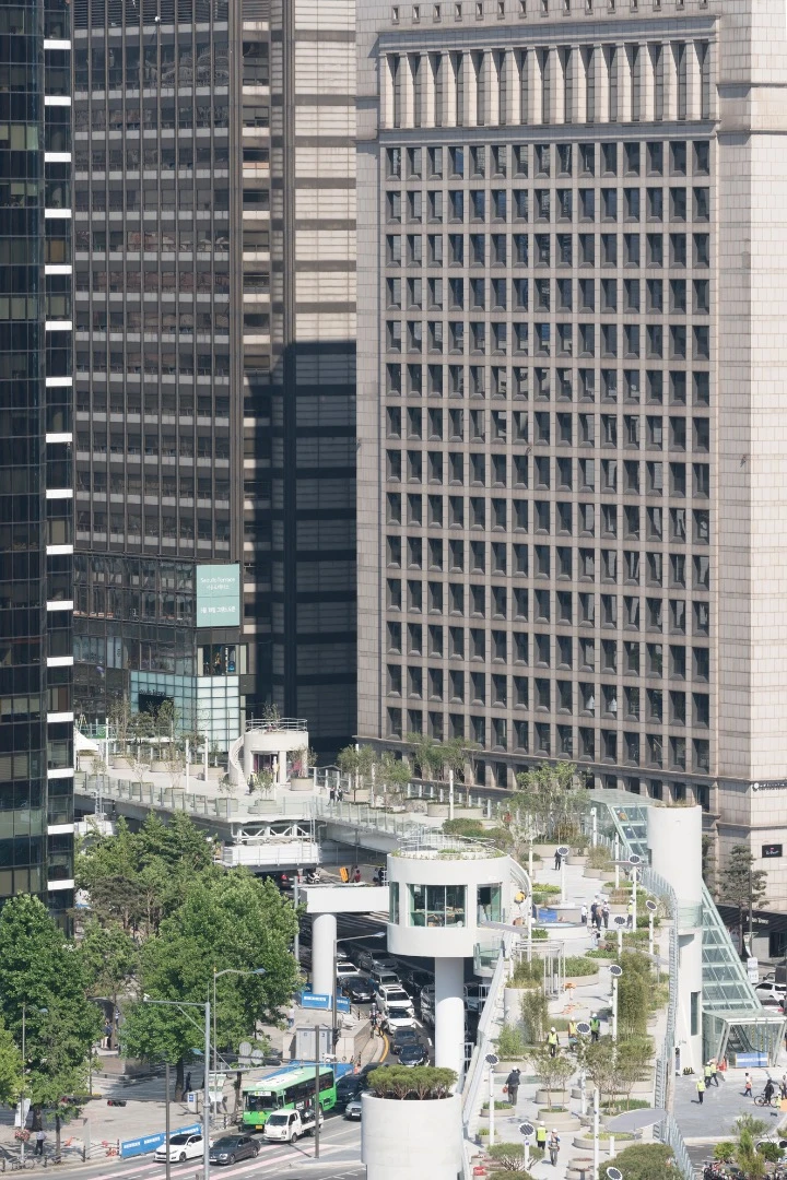 The Seoullo part of the 7017 Skygarden name derives from Seoullo, Korean for both "towards Seoul" and "Seoul Street," while 7017 reflects the overpass' original construction year of 1970 and its re-opening as a park in 2017
