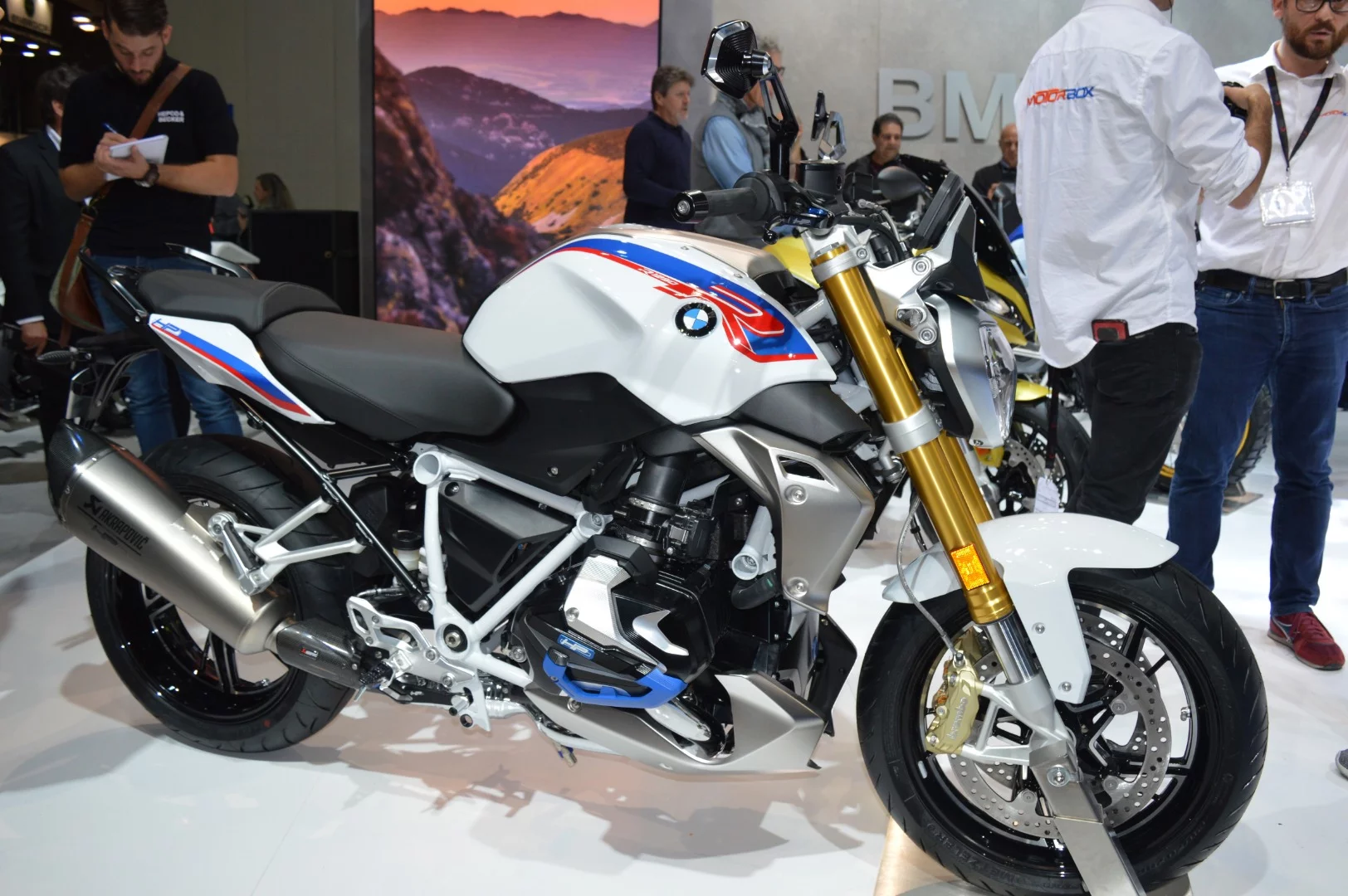 As expected, the 2019 BMW R 1250 R got the new ShiftCam boxer engine