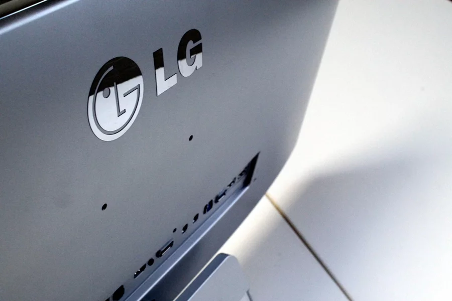 Users can daisy-chain two or more of the monitors using Thunderbolt 2 connections (Photo: Stu Robarts/Gizmag)